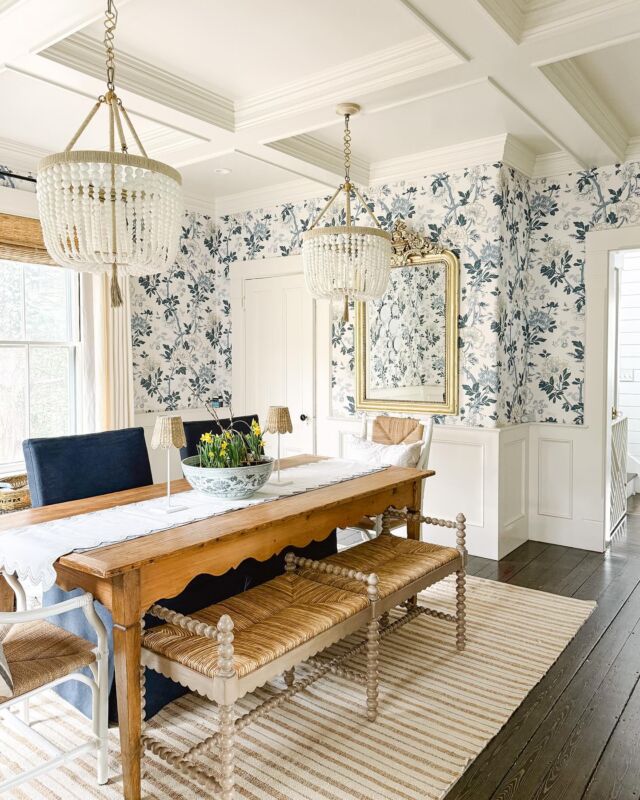 If there was a room in this old home that wore spring best it would be this one! Floral @leejofa wallpaper, a bowl-full of daffodils and happy scallops. No jokes here on this first day of April. 
.
.
.
Trim paint is @benjaminmoore Hushed Hue
#diningroomdesign #diningroomdecor #diningroom #antiquehomedecor #antiques #thisoldhouse #wallpaper #springdecorating #myoklstyle #serenaandlily