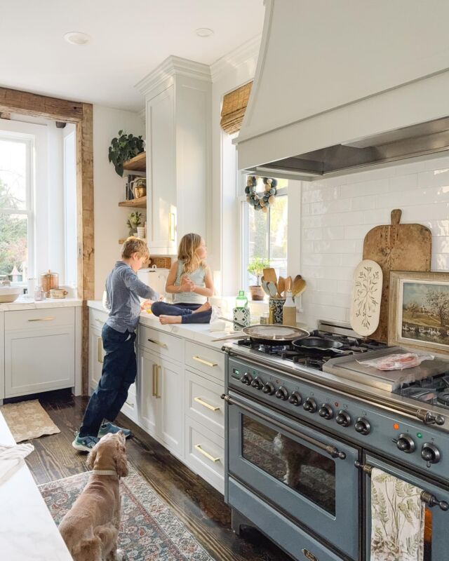 Snip its of life waiting on warmer days! The afternoon glow is lovely when the sun comes out. Which has not been often! But rainy days are good for redecorating. Puzzles, sour dough, baking, driveway chalk, all those spring blooms and town ball. Highlights of the season. 
.
.
.
#newengland #newenglandstyle #newenglandliving #newenglandspring #kitchen #kitchendetails #openshelving #kitchenstyle #spring