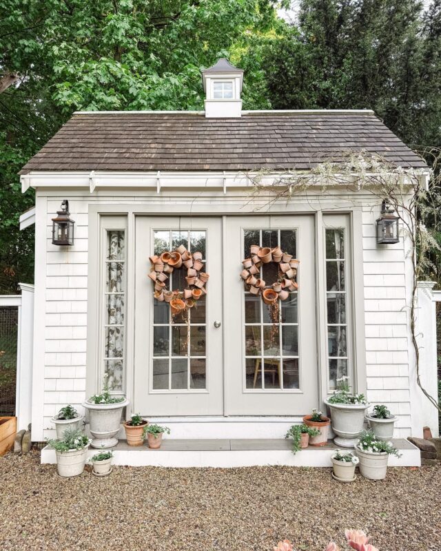 The garden cottage containers planting guide is up on www.findinglovely.com. And just in the nick of time because I’m up to my elbows now packing for Nantucket. Very excited to see this lovely island in the month of May. 
.
.
.
#gardencottage #sheshed #plantingguide #newenglandgarden #newenglandstyle #newenglandliving #gardening #containergardening